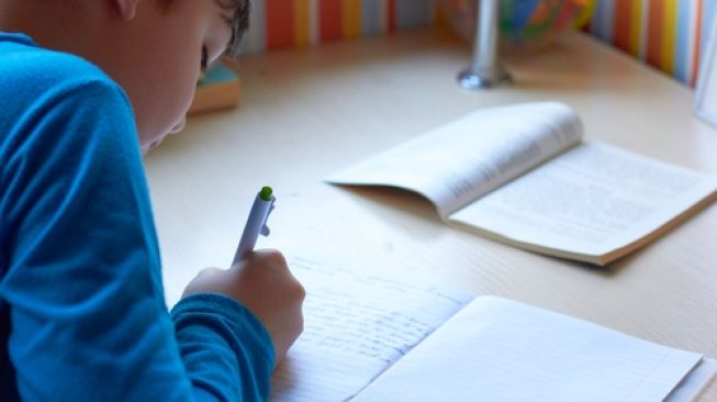 Simak Rahasia  Cara Mengajarkan Anak Menulis
