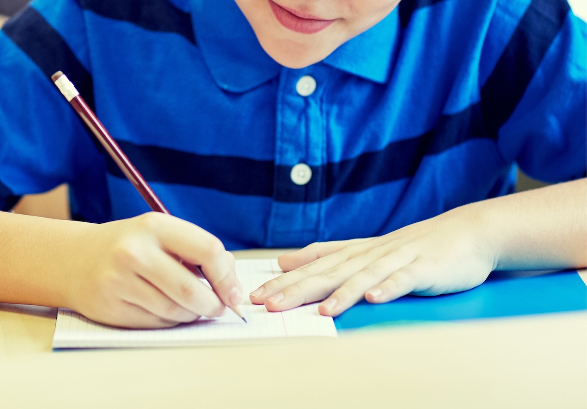 anak menggunakan kegiatan free writing sebagai sarana kembangkan keterampilan menulis.