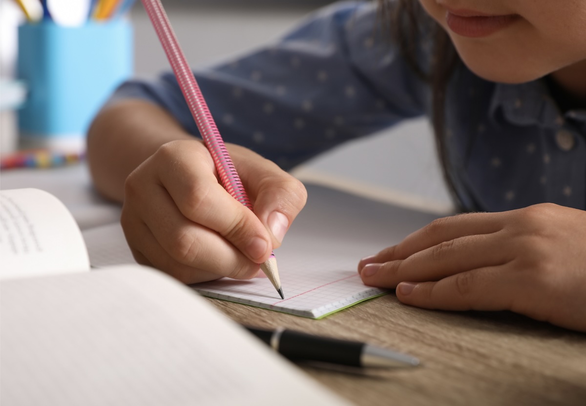 Pelajari Keterampilan Pra-menulis untuk Belajar Efektif Anak