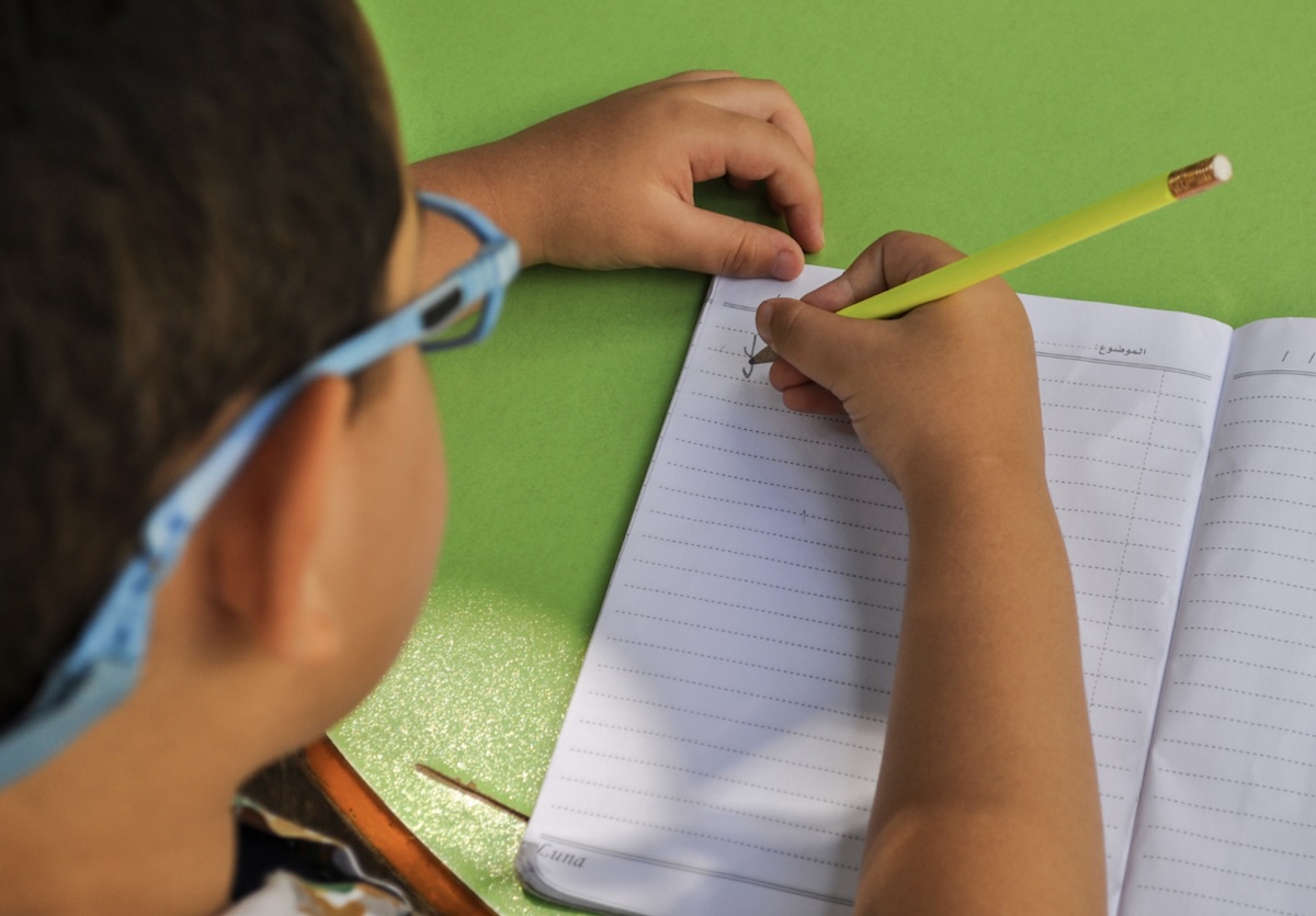 Orang tua harus memperhatikan berbagai aspek untuk mengetahui perkembangan kemampuan menulis anak