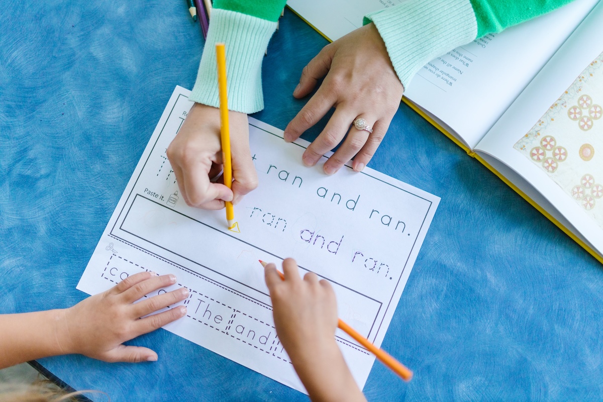 Anak dapat mulai dengan menuliskan huruf dan angka dengan menggunakan tracing book