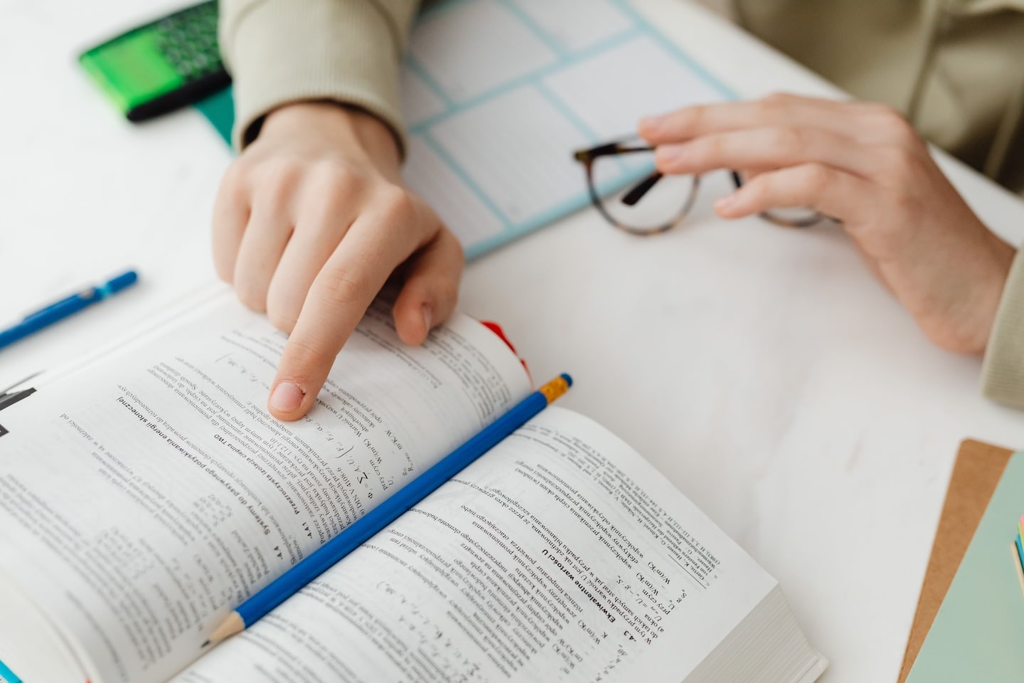Anak dibantu orang tua belajar soal matematika